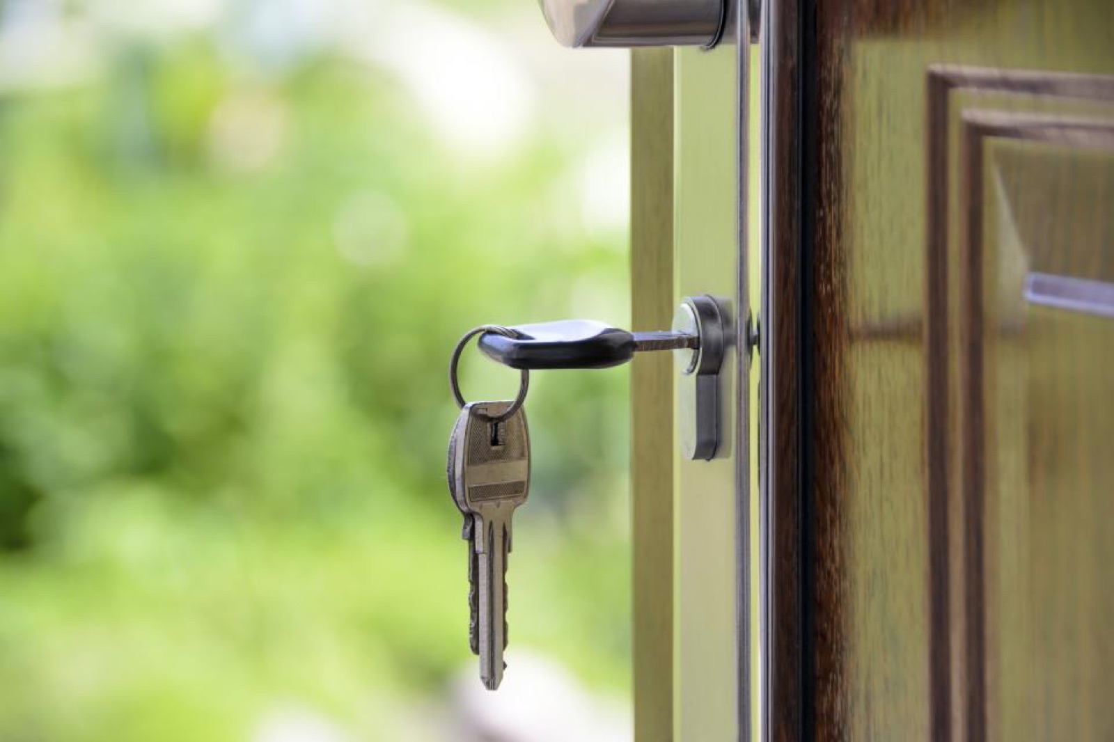 House keys in a front door lock, representing closing on your chosen date